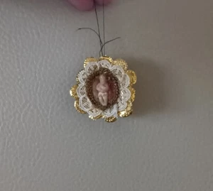 Alter Christbaumschmuck Walnuss, Jesus, Handarbeit, Klosterarbeit? Wachsfigur - Bild 1 von 3