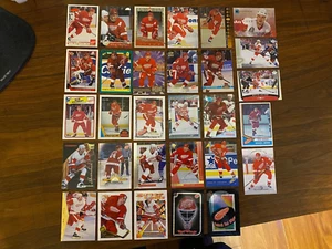 Lot 54 (35 Detroit Red Wings NHL Hockey Cards Yzerman Federov Shanahan 24 pic) - Picture 1 of 2