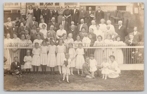 Postkarte RPPC 1910er große Familie oder Kirchengruppe Stacy Studios Sodus Point NY - Bild 1 von 9