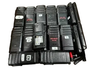 95 Motorola SL300 AAH88QCC9JA2AN Digital UHF 2 Channel Two-Way Radio - Picture 1 of 4