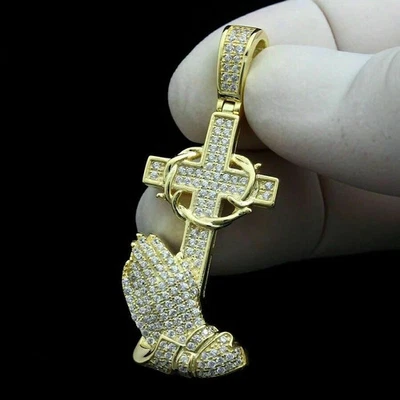 Colgante de oro amarillo de 14 k con más de 1 quilate corte de diamante cruz manos de oración Foto 1 de 4
