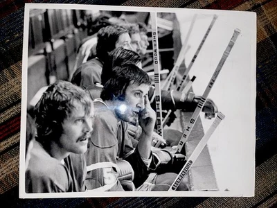 1974 NHL HOCKEY TYPE 1 PHOTO GUY LAPOINTE MONTREAL FORUM PIERRE BOUCHARD AHL OHL - Image 1 of 4