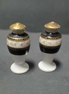 Vintage Japan Porzellan Salz Pfefferstreuer Schwarz Gold Blumen Fuß Paar - Bild 1 von 8