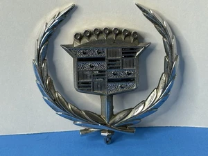 Vintage Cadillac cappuccio ornamento distintivo emblema logo corona parte auto OEM ORIGINALE - Foto 1 di 17