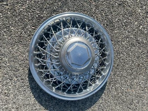 One genuine 1979 to 1989 Dodge Diplomat Chrysler 15 inch wire spoke hubcap - Picture 1 of 23