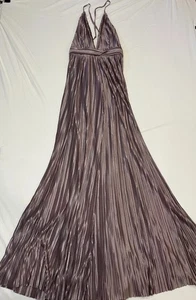 Maxi Vestido Luxxel Plisado Malva Talla Mediana Escote Halter Cuello en V Profundo - Imagen 1 de 7