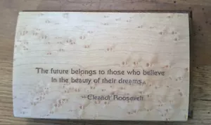 Portagioie Mikutowski legno lavorato a mano legno duro con citazione Eleanor R. - Foto 1 di 4