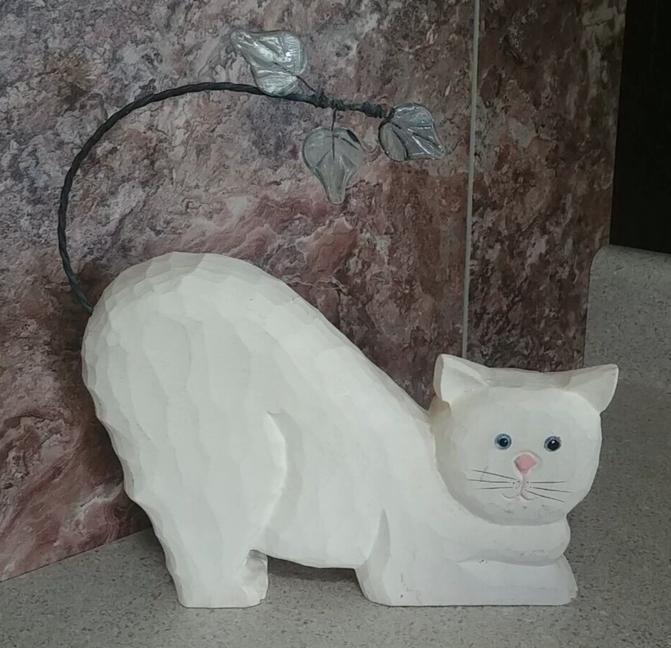 LIBERAÇÃO - Estatueta estátua gatinho gato madeira branca James Haddan com cauda de arame 10"H - Imagem 1 de 4