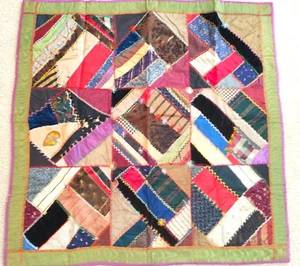 IMPRESIONANTE EDREDÓN ANTIGUO TAMAÑO BEBÉ LOCO SEDA TERCIOPELO BORDADO FECHA 1895 30 X 30 - Imagen 1 de 14