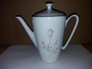 alte Kaffeekanne Edelstein Porzellan Küps geschlossene Rose Form Reiskornrand - Bild 1 von 4
