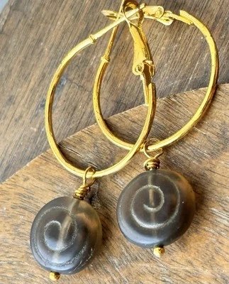 Pendientes de aro grabados en oro y marrón con palanca trasera. Foto 1 de 3