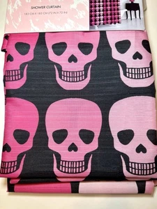 BETSEY JOHNSON REIHEN VON TOTENKÖPFEN STOFF DUSCHVORHANG HALLOWEEN ROSA TÖNE - Bild 1 von 7