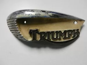 Insignia emblema tanque gasolina lado izquierdo Triumph TR6 T120 T100 TR25 DSQ F6887 NUEVO DE STOCK - Imagen 1 de 14