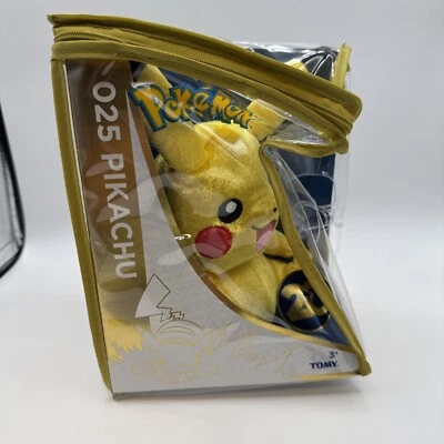 Pokemon 20º Aniversário Pikachu 2016 8" Pelúcia Tomy 025 com Bolsa com Zíper Acenando - Imagem 1 de 4