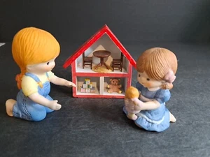 1983 Enesco Country Cousins Figurines Girls Playing With Dollhouse 3 In Tall - Picture 1 of 11