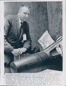 1965 Pressefoto Gemini 5 Missionsleiter Everett Christensen Raumschiff Modell - Bild 1 von 2