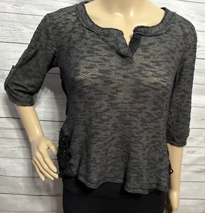 Xhilaration Shirt Small leicht grau Strick Spitze hinten gekerbt V-Ausschnitt Rollriegel - Bild 1 von 13