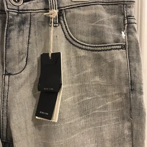 Pantalones de mezclilla BCBGMaxazria para mujer Paulina Capri pierna al tobillo lavado ligero desgastados 25 - Imagen 1 de 10