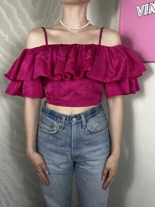 Top corto Sandro Paris Hally Jacquard con volantes en camisola rosa al hombro Xs - Imagen 1 de 14