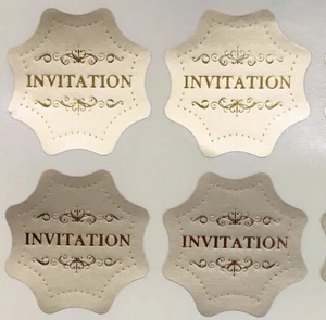 100 x SELLOS SOBRE BODA DE ORO O PLATA DE CALIDAD BORDE ENROLLADO EN RELIEVE CON - Imagen 1 de 7