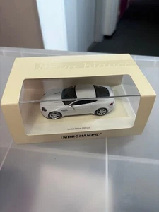 Minichamps 1/43 Aston Martin V8 Vantage White Model Car Edizione da Collezione - Foto 1 di 4