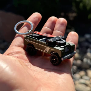 Land Rover Series II Green Surfer Keychain Beach Keyring Gift for Men Mini Car - Foto 1 di 7
