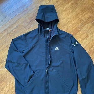De Colección Nike ACG Chaqueta de Vellón con Capucha Hombres Grande Negro Reflectante Logo Abrigo de Lluvia - Imagen 1 de 22