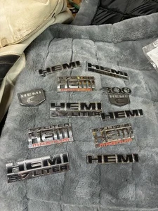 Lote emblemas emblemas emblema puerta trasera Dodge Hemi 5,7 puertas si 11 - Imagen 1 de 6