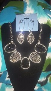 SIMPLY VERA WANG NWT $56 women's necklace & earrings set clear black beads 