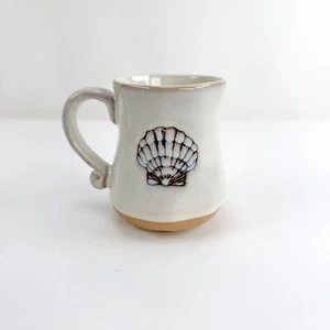 Taza de café esmaltada de cerámica hecha a mano Seashell vieira playa mar - Imagen 1 de 9