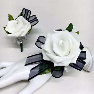 Corsetto da polso e boutonniere bianco rosa su nero - Foto 1 di 1