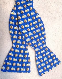 Corbata de moño de verano con patrón de barbacoa 100% seda azul nueva con etiquetas $55 hecha en EE. UU. - Imagen 1 de 5