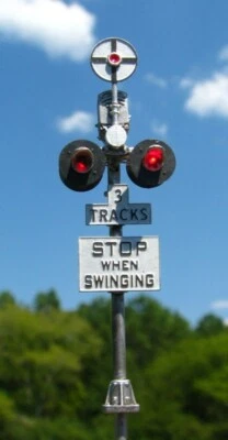 HO Scale Magnetic Signal Co. Model 13 Wigwag Flagman KIT-light capable (2320) - Image 1 of 4