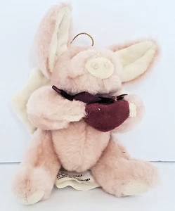 Peluche vintage 1990 collezione Boyds maiale rosa volante con ali e cuore latta da appendere - Foto 1 di 6