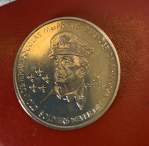 1989 General Douglas MacArthur 5 Dollar Coin From NIUE Old Soldiers Never Die. - Picture 1 of 3