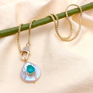 Collar de cadena chapado en oro colgante de cuarzo verde perla moneda blanca cultivada de 17" - Imagen 1 de 6