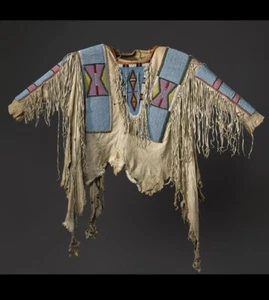 Camisa Powwow Estilo Antiguo Beige Piel de Bucks Hecha a Mano Cuervo Cuentas Flecos CRW160 - Imagen 1 de 3