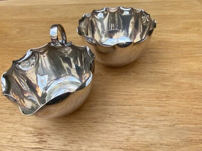 Cuenco de azúcar plateado y jarra de leche / crema Foto 1 de 4