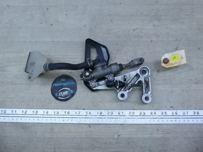 Suzuki GSXR 600 S20877 2001) freno trasero cilindro maestro con soporte e interruptor  Foto 1 de 4