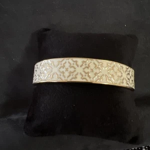 Brazalete brazalete con bisagras de encaje AVON tono oro blanco roto - Imagen 1 de 4