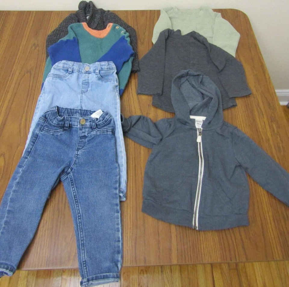 Surtido de ropa 18m - 2 camisas, peto, suéteres y una sudadera con capucha cada uno, usado Foto 1 de 4