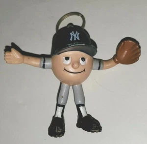NY NEW YORK YANKEES BASEBALL TEAM MINI 2.5" BENDY PLAYER PVC KEYCHAIN 1993 RGA - Bild 1 von 2