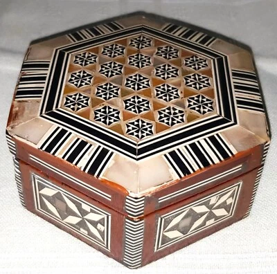 Ägyptische Schmuckkästchen, Holz mit Perlmutt Intarsien, 6-eckig, Ø 11 x 5 cm - Bild 1 von 4