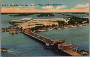 Postal de Miami, Florida ""MacArthur Causeway"" con dirigible Goodyear - lino 1940 - Imagen 1 de 2