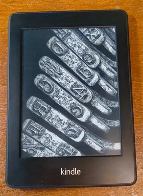 Kindle Paperwhite  2GB eBook Reader Wi-Fi + 3G - Nero + Cover Smart originale - Immagine 1 di 4