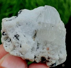 Aguamarina natural de 165 quilates con rutilo negro sobre matriz espécimen mineral Pakistán - Imagen 1 de 9