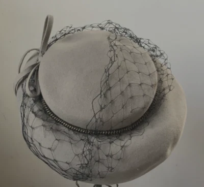 Sombrero vintage para dama MERRIMAC 100 % lana gris EE. UU. con encaje Foto 1 de 4