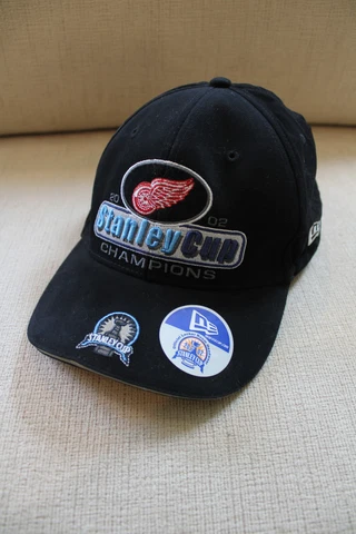 UNUSED 2002 DETROIT RED WINGS STANLEY CUP CHAMPS HAT NHL WITH STICKER Cover