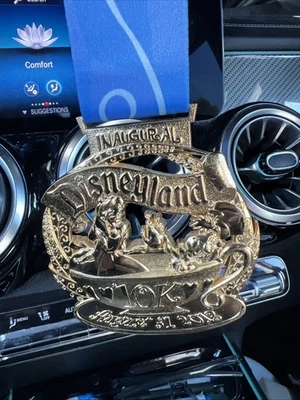 2013 Alicia en el País de las Maravillas Inaugural Disneyland 10K Medalla Foto 1 de 4