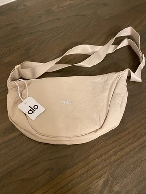 Bolsa tiracolo Alo Yoga cor bege escuro - Imagem 1 de 3